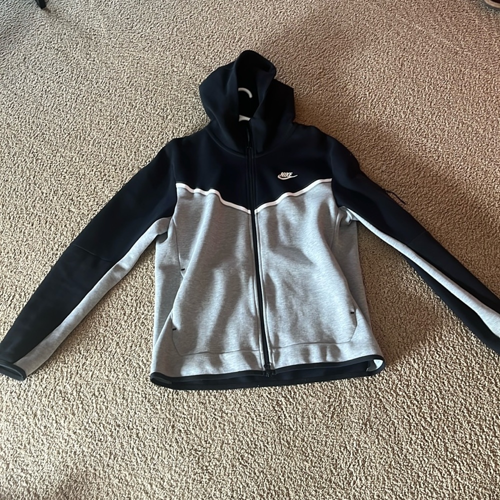 og black and grey nike tech